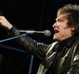 Un cierre de campaña contra el statu quo político y estética de recital de rock 