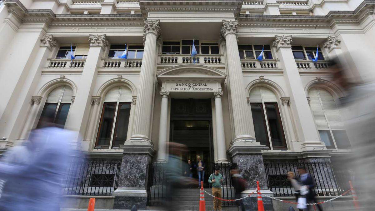 El BCRA volvió a vender reservas y el mercado se inquieta por la doble vía de goteo