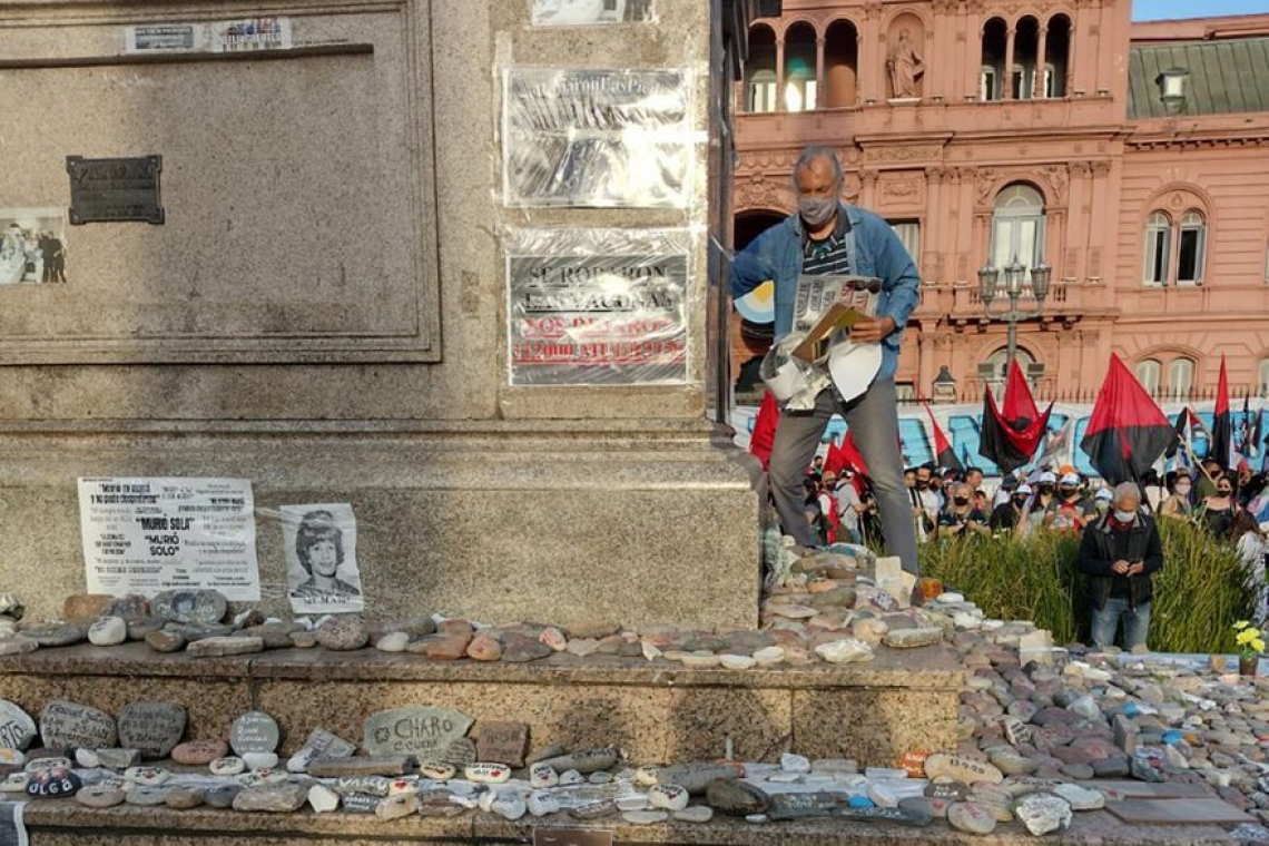 Día de la Lealtad: pisaron las piedras de los muertos por Covid-19 para arrancar fotos de víctimas 