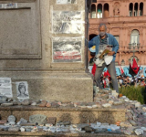 Día de la Lealtad: pisaron las piedras de los muertos por Covid-19 para arrancar fotos de víctimas 