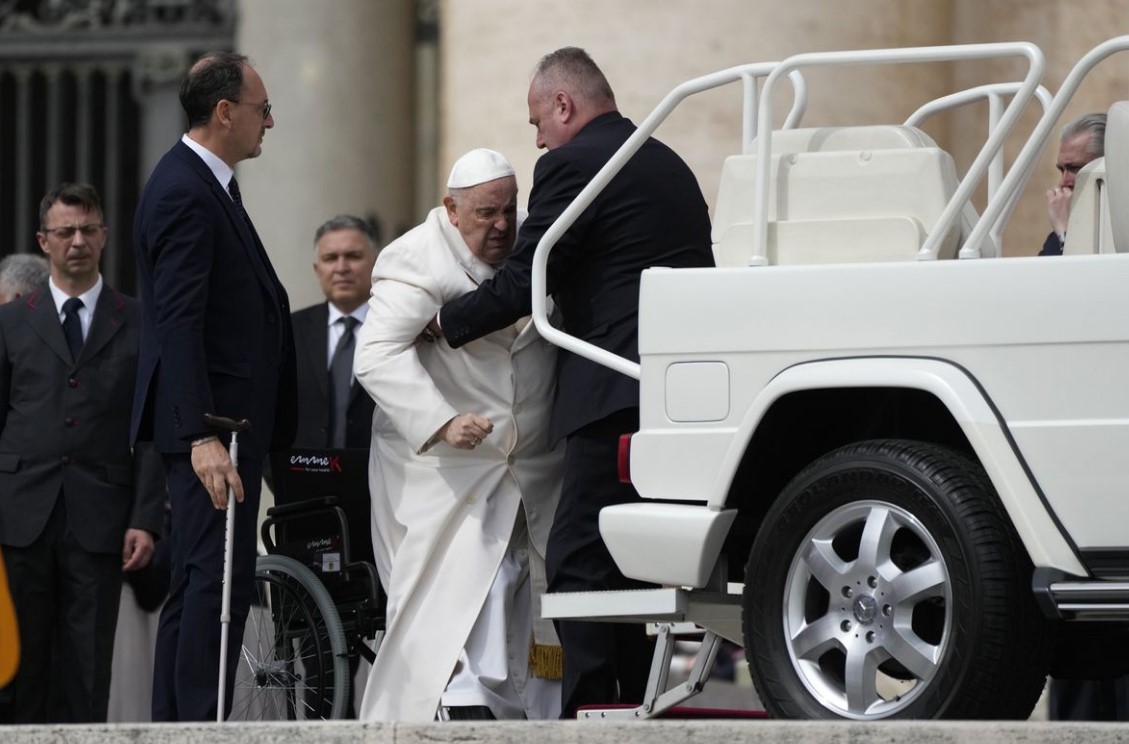 El papa Francisco, ingresado por problemas respiratorios 