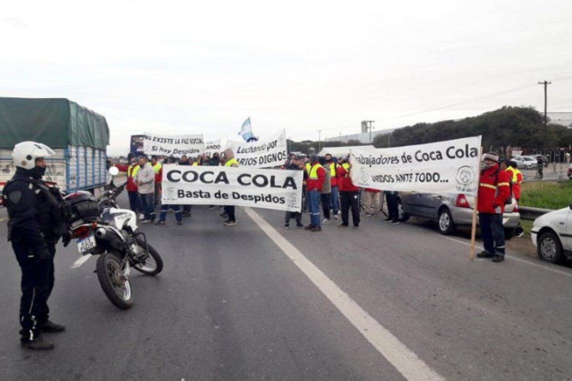 Conflicto en Coca-Cola: empleados continúan de paro y advierten sobre un posible desabastecimiento 