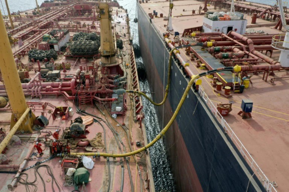 Extraen la mayoría del crudo de un viejo petrolero frente a las costas de Yemen 