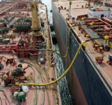 Extraen la mayoría del crudo de un viejo petrolero frente a las costas de Yemen 