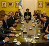 Javier Milei se reunió con la UCR y pide más apoyo y los «radicales con peluca» exigen armar un interbloque