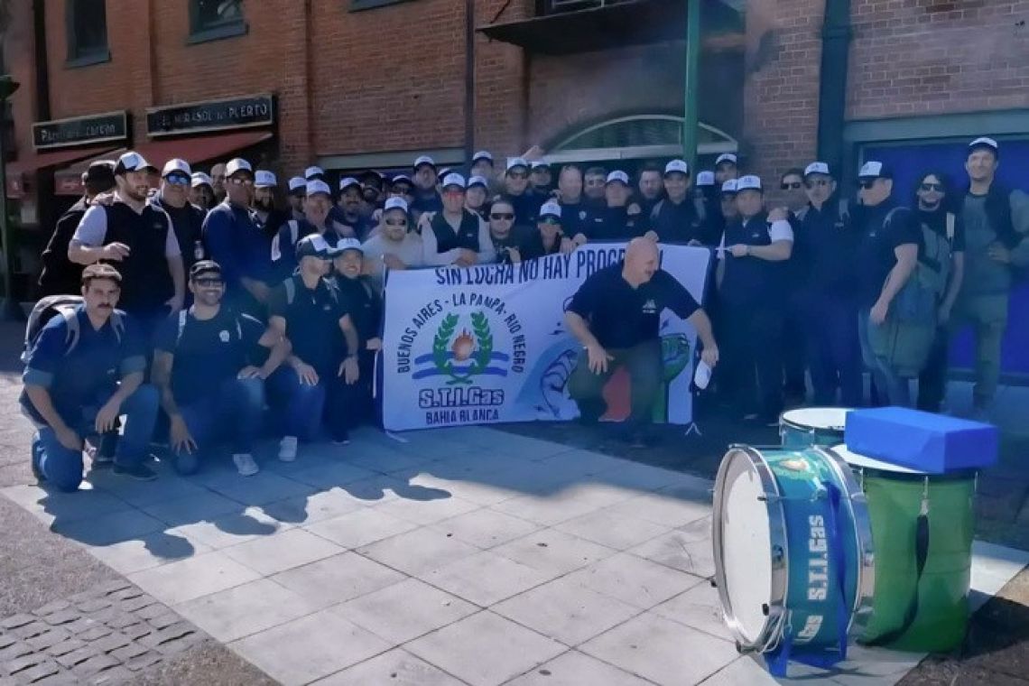 Movilización de trabajadores de STIGAS en el momento que se debate la Concesión de CAMUZZI 